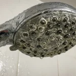 Bílé zbytky na sprchové hlavici nejen kazí vzhled koupelny, ale také tiše zbavují vlasy lesku a objemu. bile-zbytky-na-sprchove-hlavici-nejen-kazi-vzhled-koupelny-ale.webp.webp