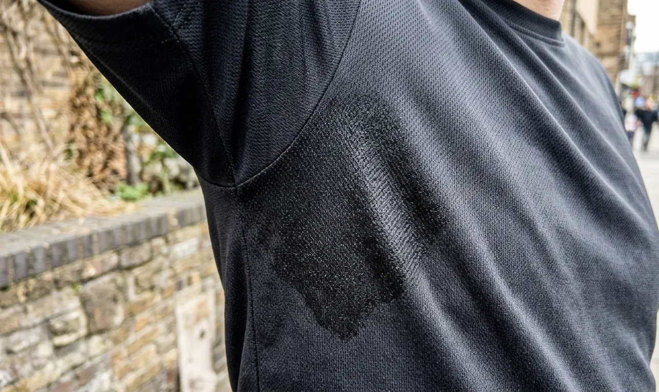 Neviditelné oblečení, které se tiše kazí každý den a nutí vás kupovat litry deodorantu