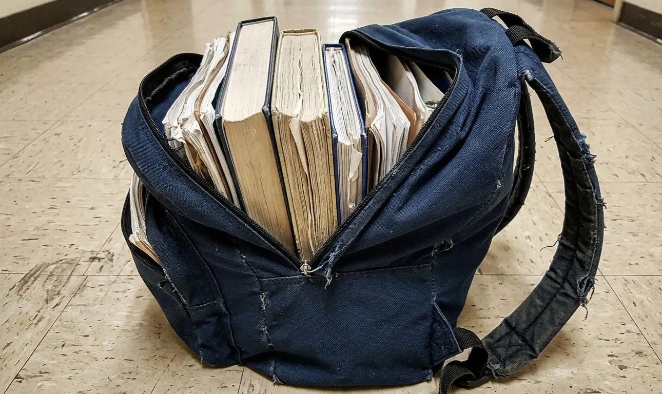 Školní batoh váží jako cihla a pomalu ničí držení těla dítěte